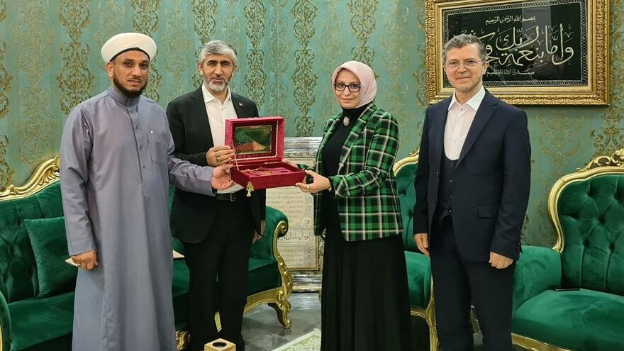 Kim Bu Şeyh Hüseyni? Müftü ve İl Müdürleri Şeyhin Ayağına Gitmiş - Resim: 1