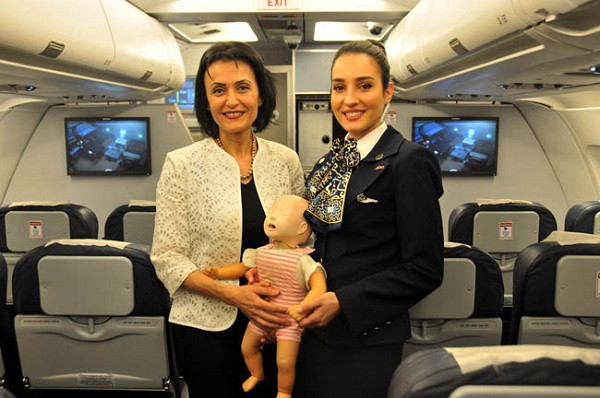 Uçakta panik anları! Bebek nefessiz kalınca hostes yardıma koştu - Resim: 1