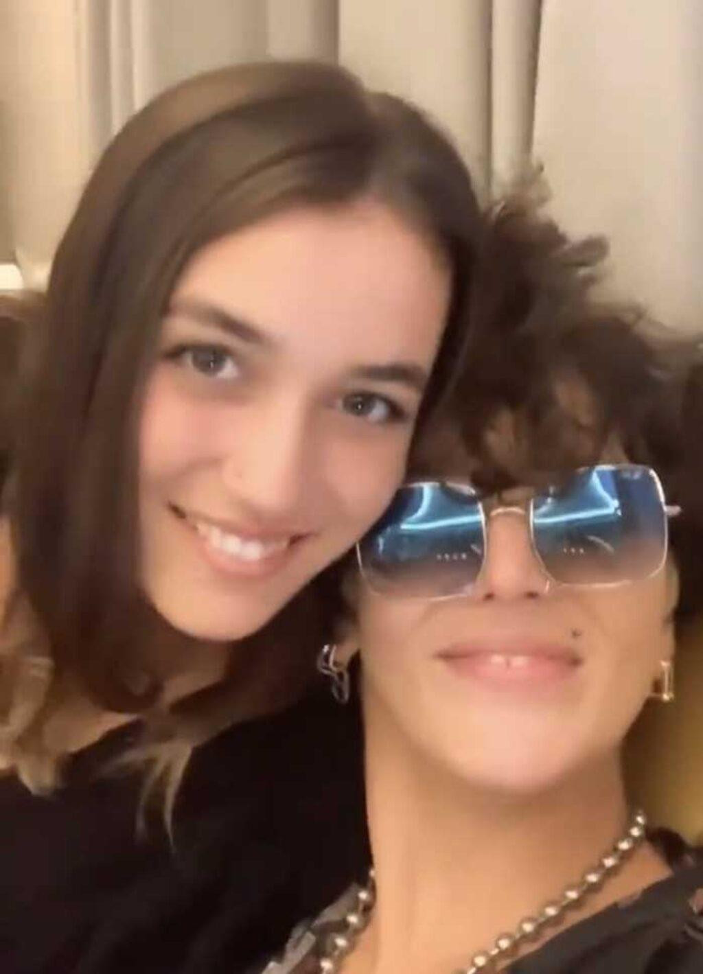 Eski Türkiye Güzelinin Kız Arkadaşı İle Olay Pozu: Dudak Dudağa - Resim: 1