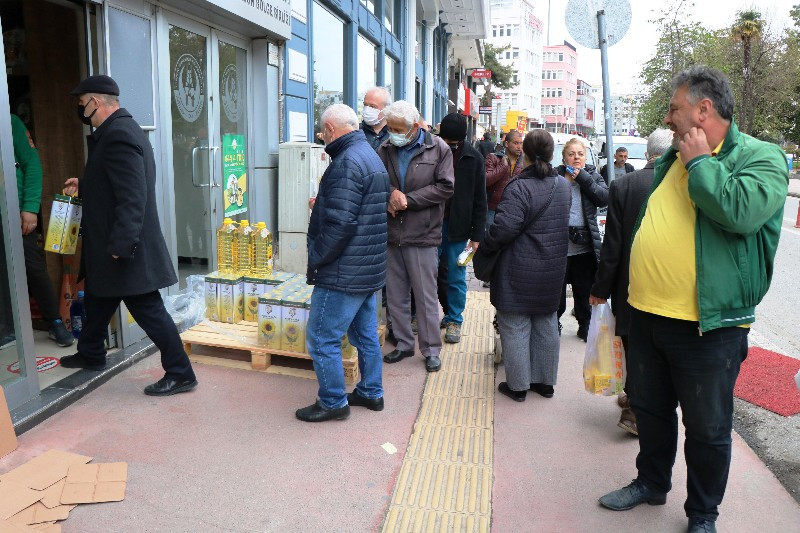 Vatandaşlar Kuyrukta, Ayçiçek Yağları Kapış Kapış Gitti - Resim: 1