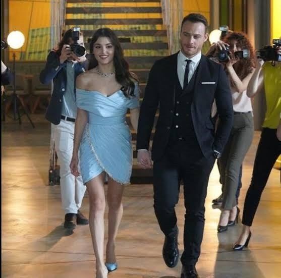 Yobaz ve cahil Akit gazetesi Hande Erçel'in elbisesinden tahrik oldu - Resim: 3