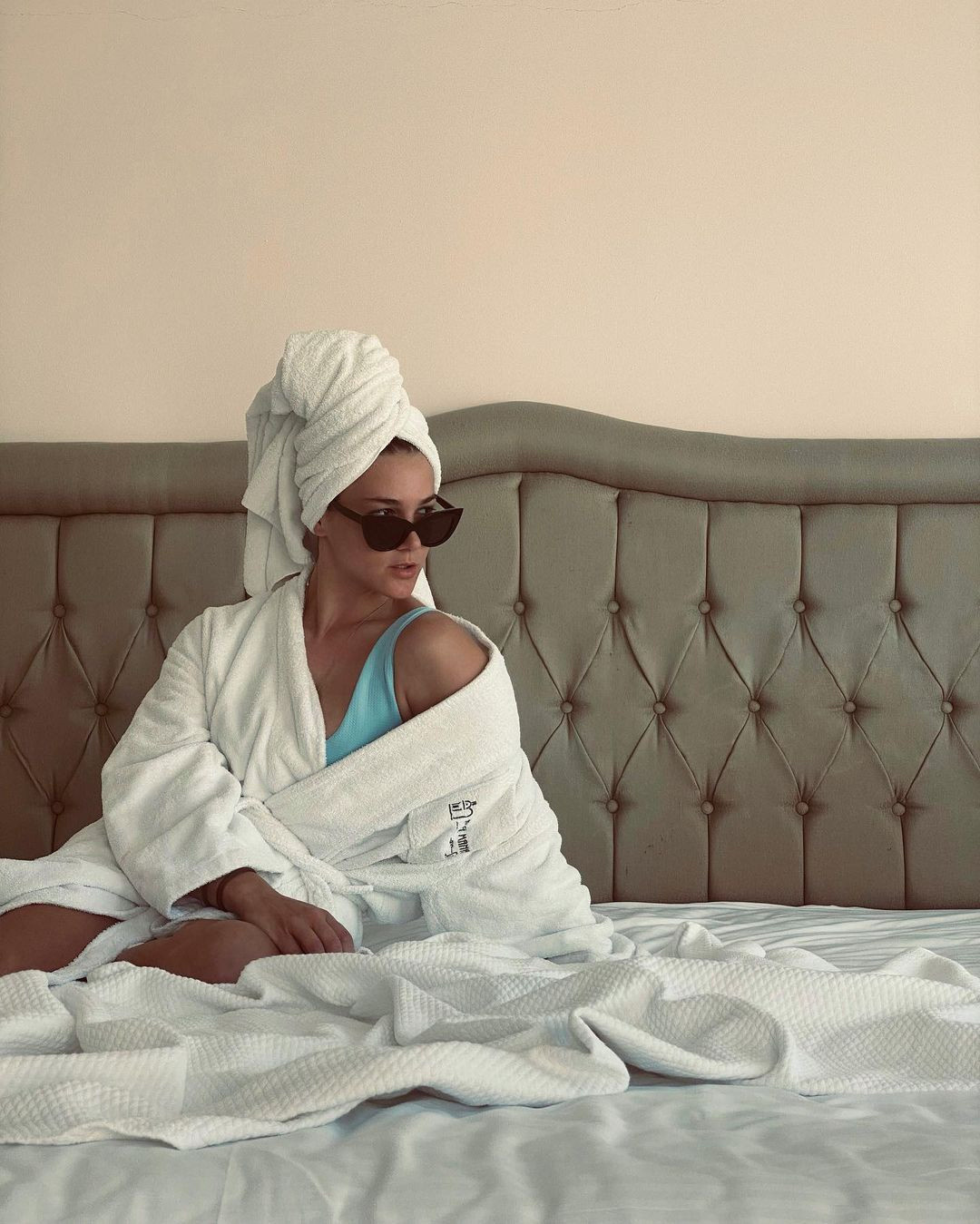 Nisa Bölükbaşı'nın Bornozlu Pozu Sosyal Medyayı Salladı! - Resim: 1