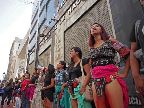 Perulu yerli kadınların kısırlaştırma protestosu - Resim: 1