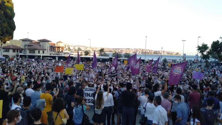 Pınar Gültekin için sokağa çıkan kadınlar: İstanbul sözleşmesi uygulanmalı - Resim: 1