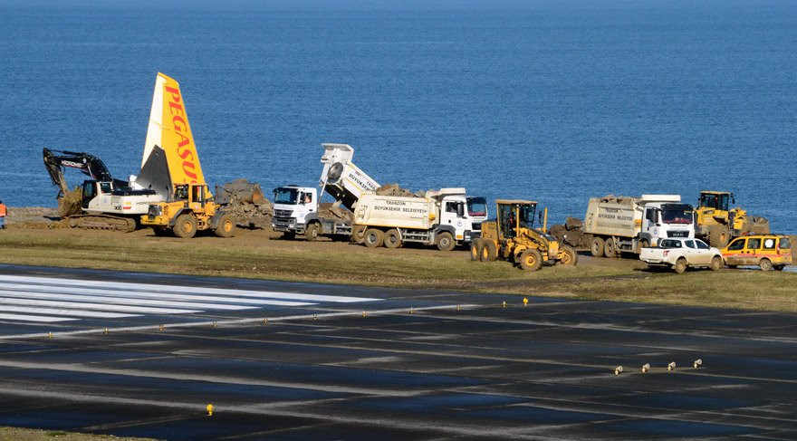 Trabzon’da pistten çıkan uçak denize doğru kayıyor - Resim: 1