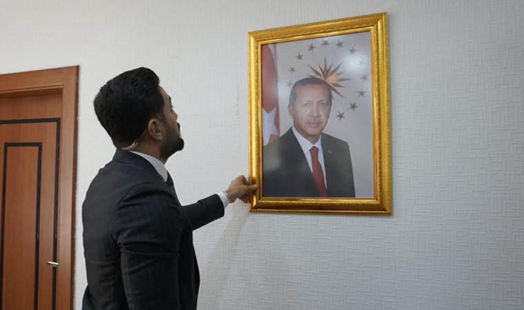 Kayyum valinin ilk işi Erdoğan posteri asmak oldu - Resim: 2