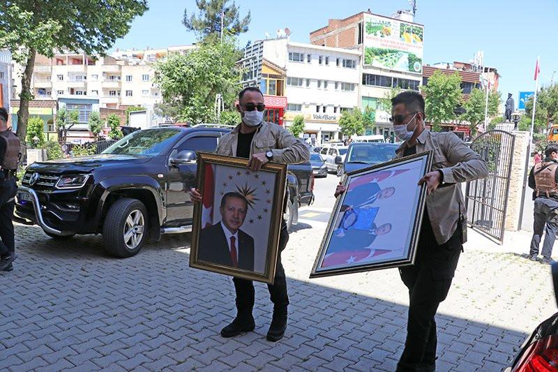 Kayyum valinin ilk işi Erdoğan posteri asmak oldu - Resim: 1