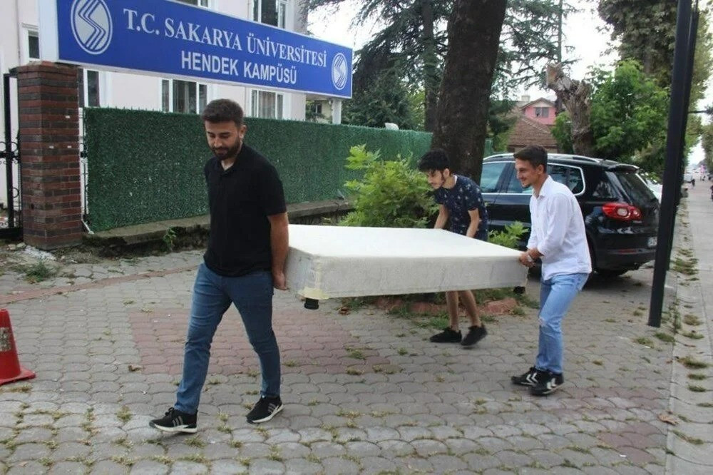 Kiraları Protesto Eden Öğrenciler Kampüsün Önüne Yatak Attı! - Resim: 1