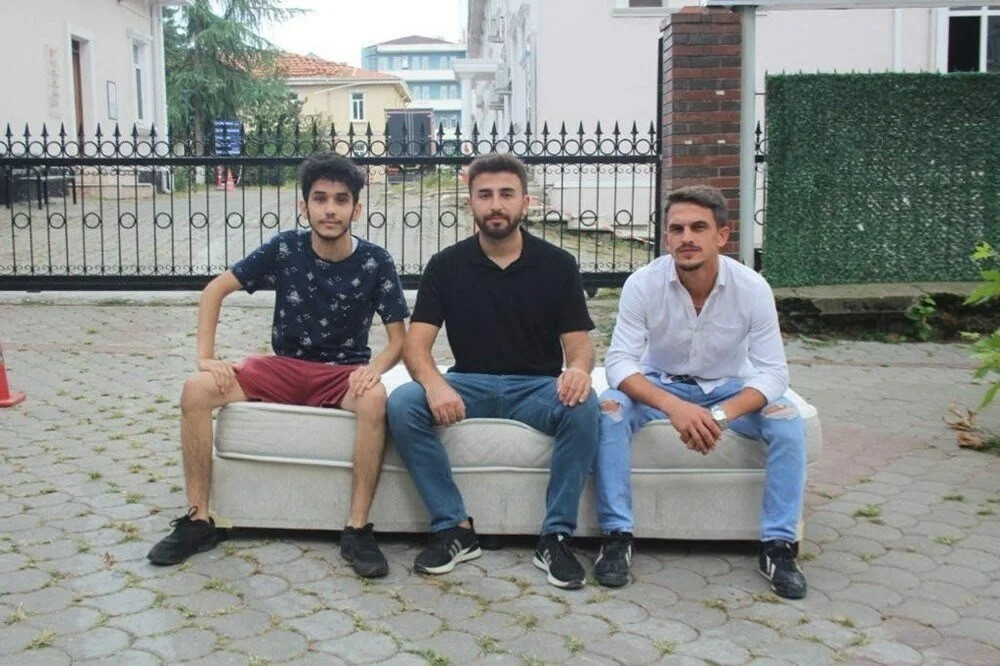 Kiraları Protesto Eden Öğrenciler Kampüsün Önüne Yatak Attı! - Resim: 2