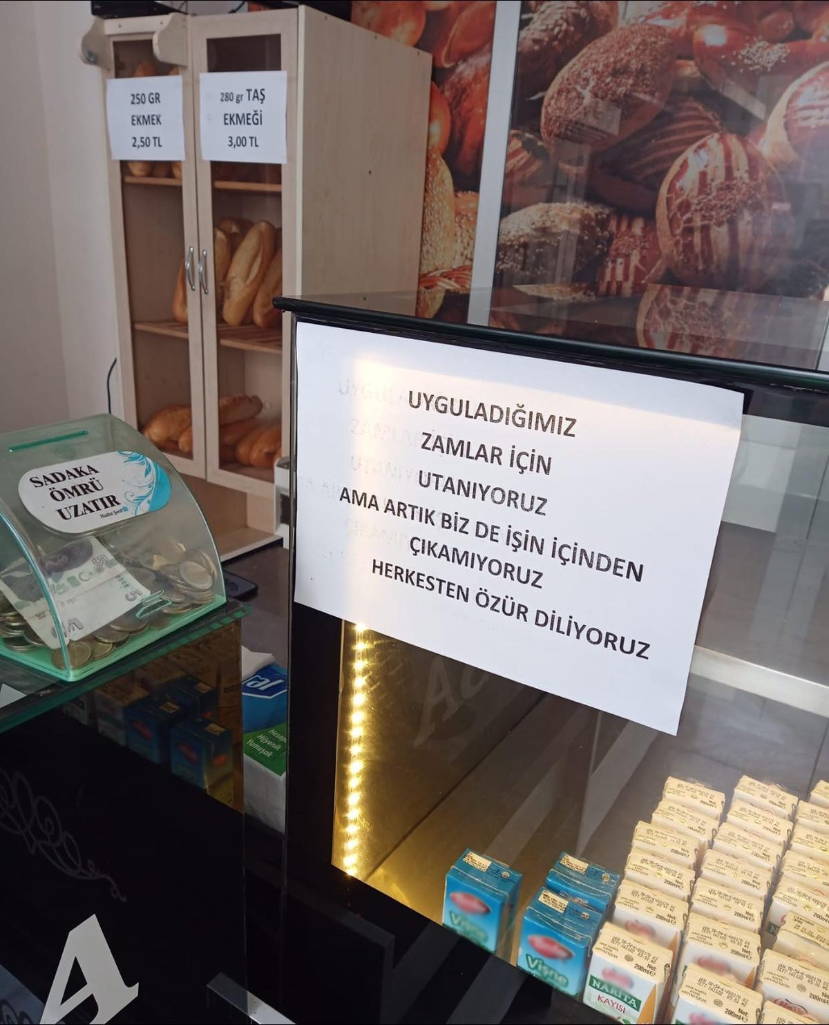 Afyonkarahisar'da Fırıncı Cama Not Astı: Zamlar için Utanıyoruz - Resim: 1