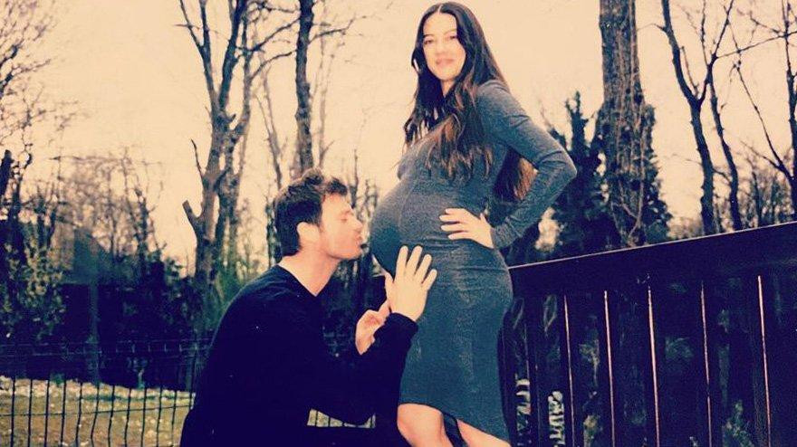 Kıvanç Tatlıtuğ'dan Hamile Eşi ile Romantik Poz - Resim: 1