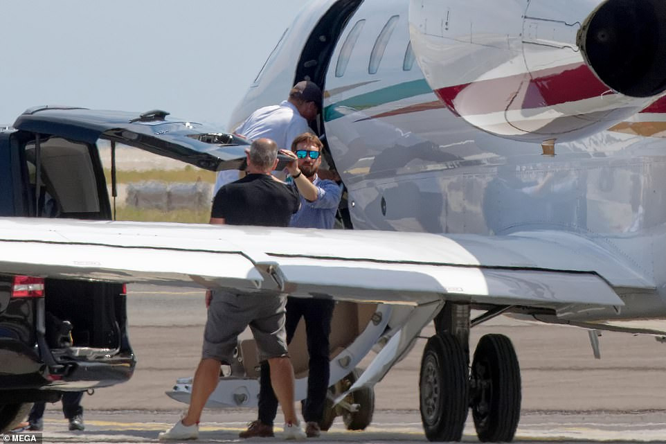 Elton John Meghan Markle ve Prens Harry için özel uçak tuttu - Resim: 1