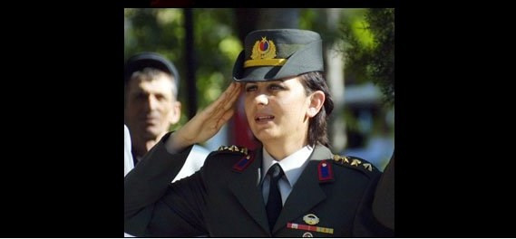 Jandarmanın ilk kadın komutanı Yarbay Songül Yakut da Şırnak'ta düşen helikopterde şehit oldu - Resim: 1