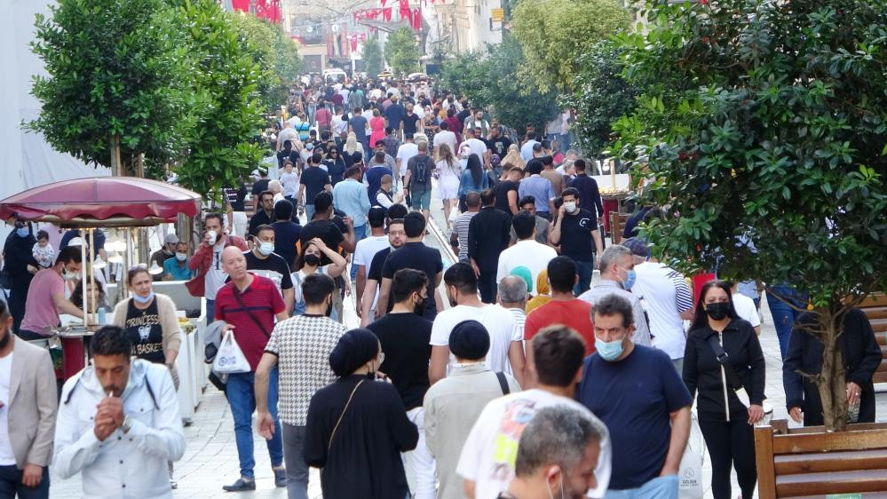 Kısıtlama Gününde İstiklal Caddesi'ndeki Kalabalık Korkuttu - Resim: 1