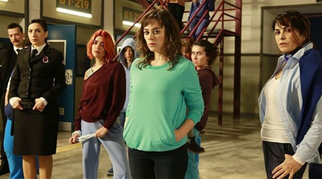 Demet Evgar ve Ceren Moray ile Avlu Dizisi Geri Dönüyor! - Resim: 1