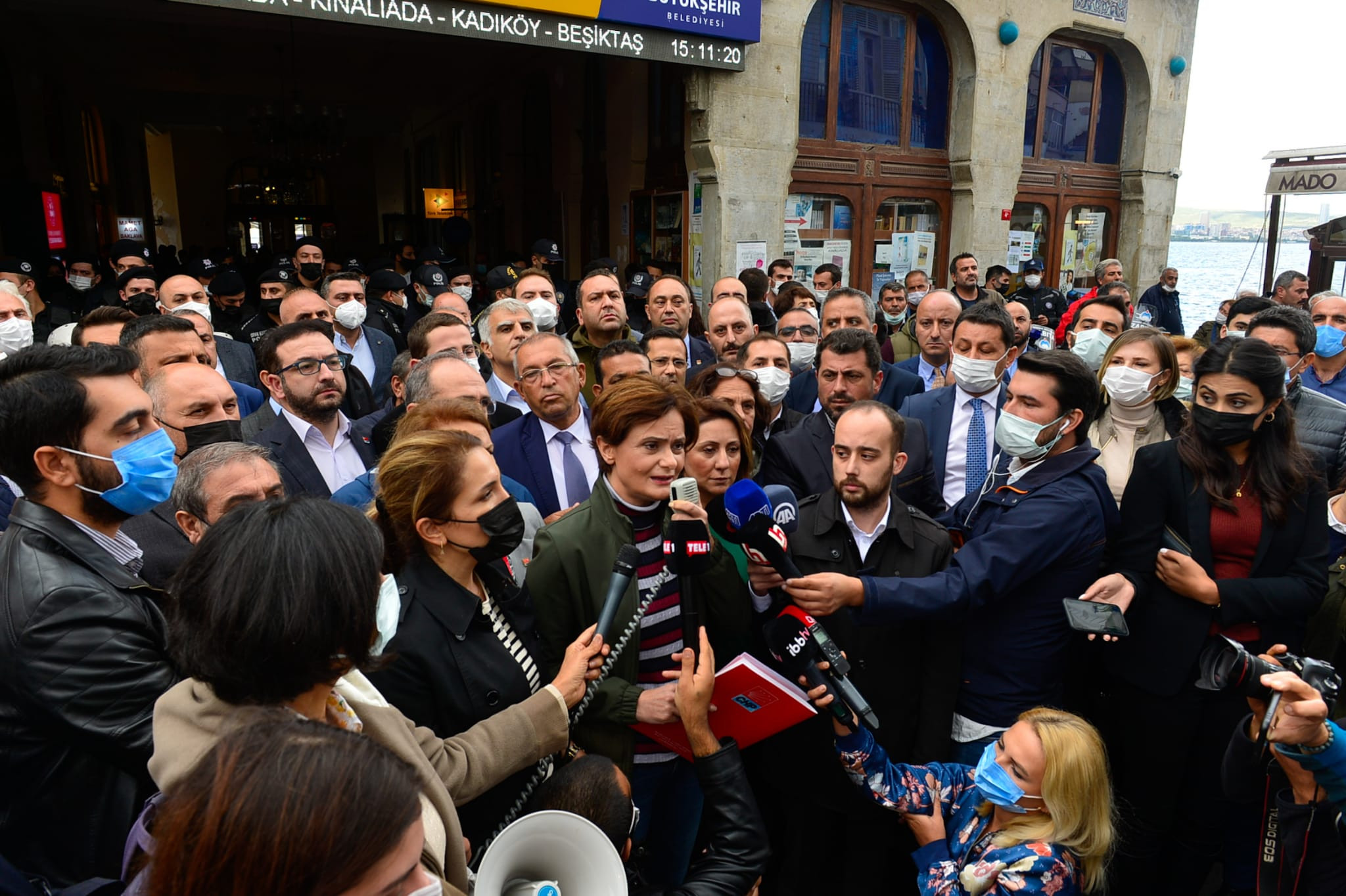 Büyükada'da TÜGVA ile Tahliye Gerilimi: Binaya Giriş Çıkışlar Yasaklandı - Resim: 1