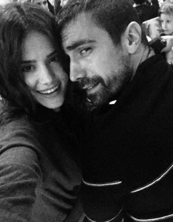 İbrahim Çelikkol'u öpen kadını Fahriye Evcen sandılar - Resim: 1