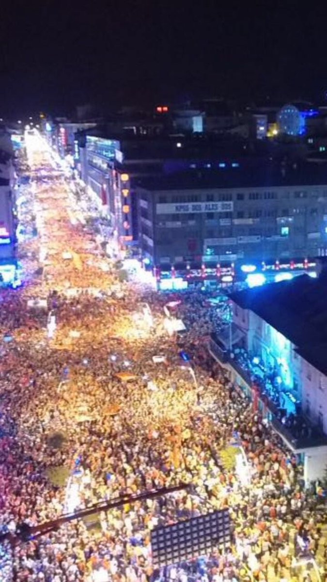 Darbeye karşı halk Taksim, Kızılay ve Konak'ta toplandı - Resim: 1