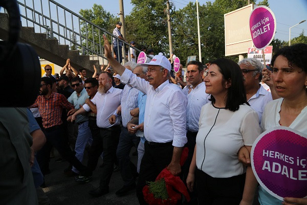 Adalet Yürüyüşü'nde HDP'ye Türk bayraklı karşılama - Resim: 3