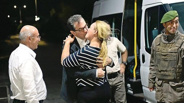 Deniz Yücel ve eşinin kavuşmasına sosyal medyada Mahmut Tanal'lı yorumlar! - Resim: 1