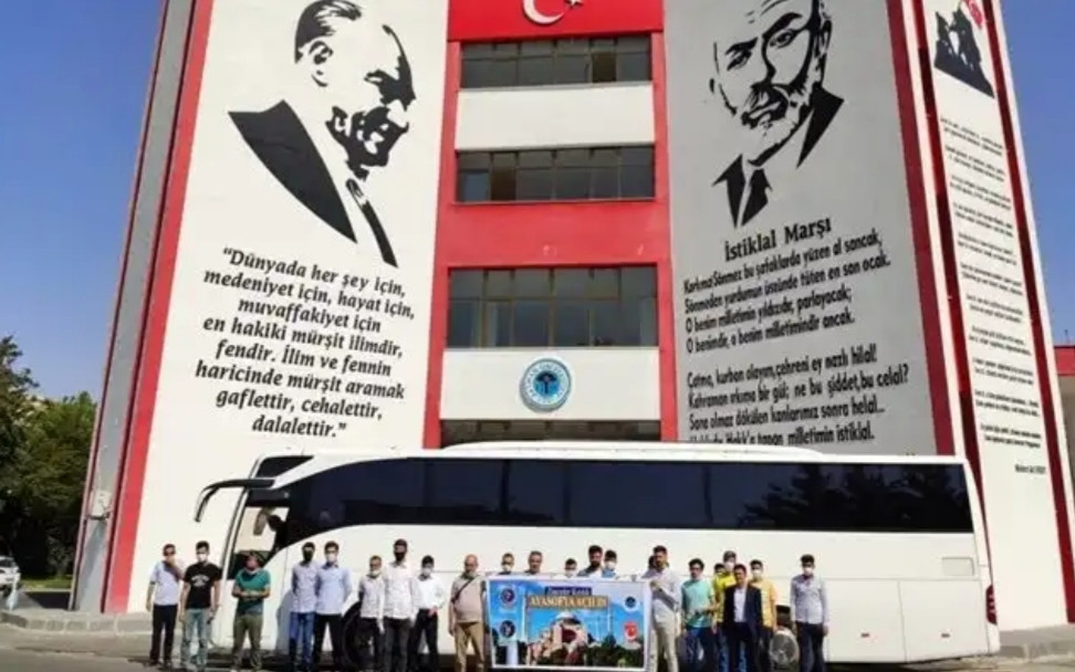 Gerici vakıf, Atatürk ve Mehmet Akif Ersoy’u photoshopla sildi - Resim: 1
