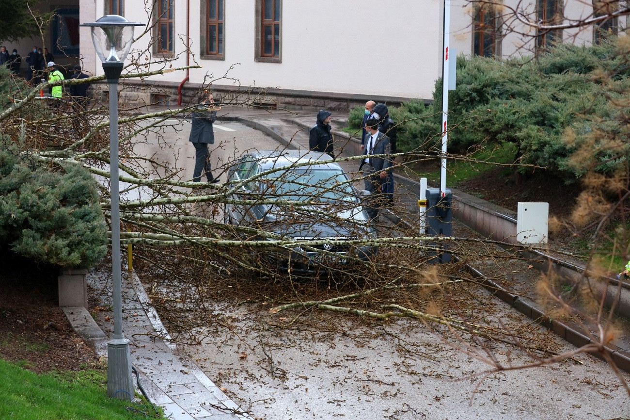 Meclis Bahçesine Düşen Yıldırım Panik Yarattı - Resim: 1