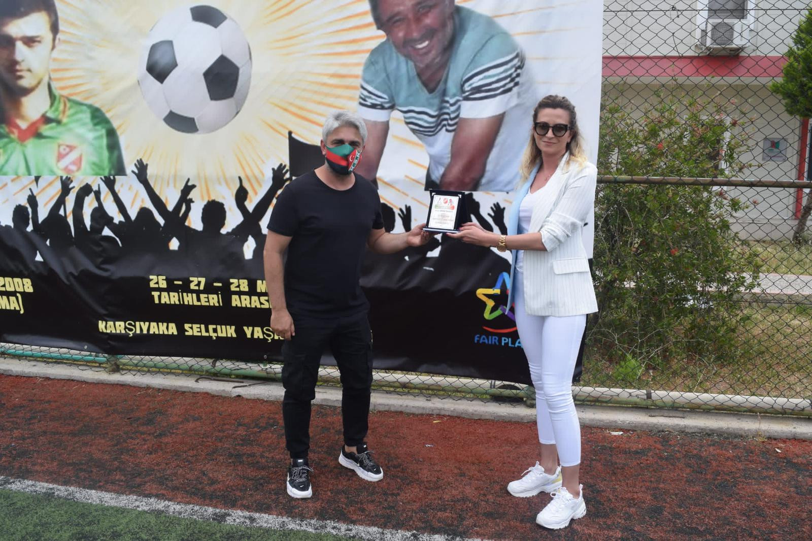 Futbolda Kadın Eli: Biz Erkek ve Kız Çocuğu Ayırt Etmiyoruz - Resim: 1