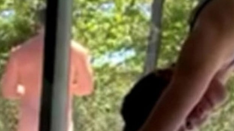 Ünlü sunucu canlı yayında çıplak yakalandı - Resim: 1