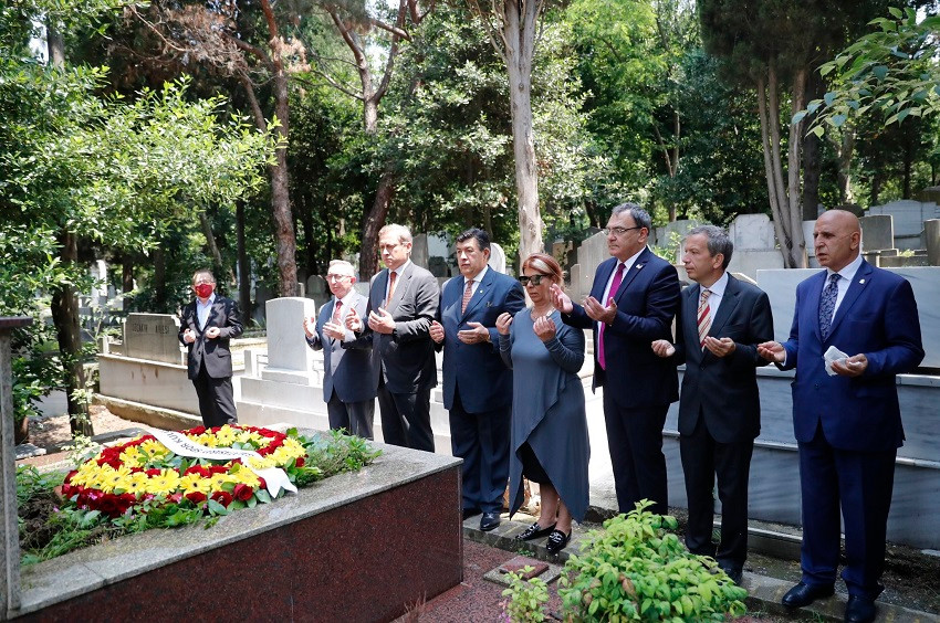 Burak Elmas, Süleyman Seba'nın Kabrini Ziyaret Etti - Resim: 1