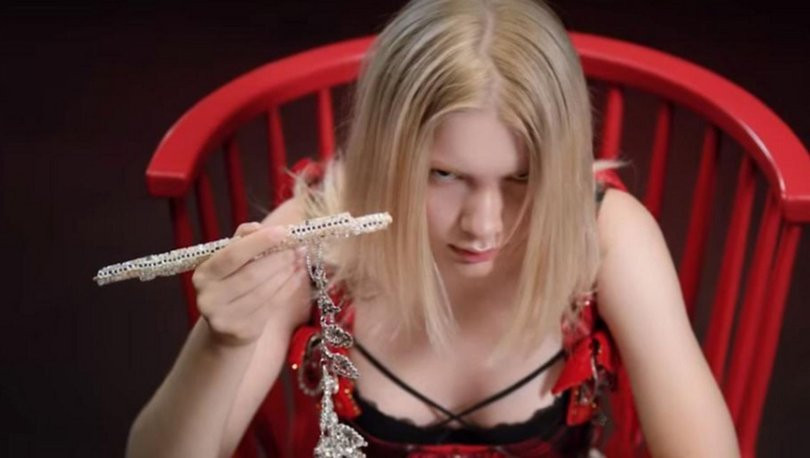 Aleyna Tilki’nin yeni şarkısı Dipsiz Kuyum klibiyle sosyal medyayı salladı - Resim: 1