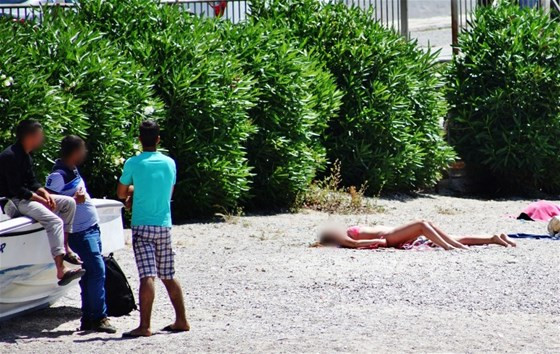 Tacizciler Bodrum'da sahilde güneşlenen kadını rahat bırakmadı - Resim: 1