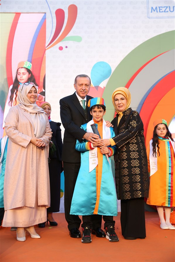 Omer Tayyip Erdogan Mezun Oldu Diplomasini Dedesinden Aldi Medyafaresi Com Mobil
