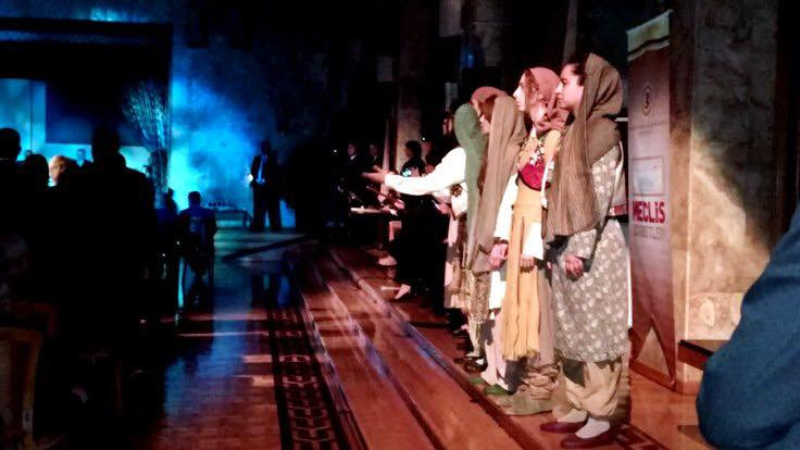 Meclis Başkanı Kahraman kadın tiyatrocuları sahneden indirdi - Resim: 2