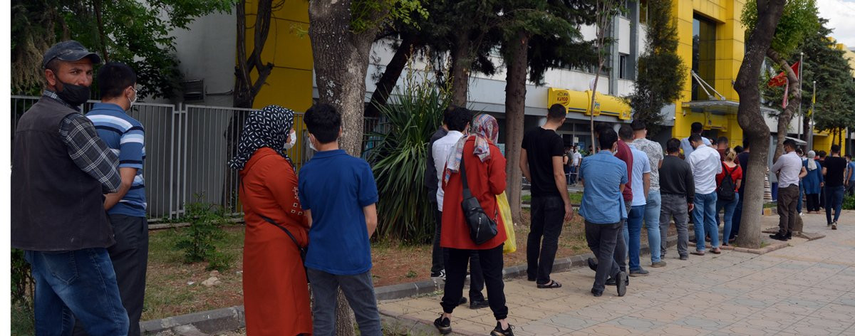 İzmir ve Gaziantep'te Tam Kapanma Kuyrukları Şaşkına Çevirdi - Resim: 1