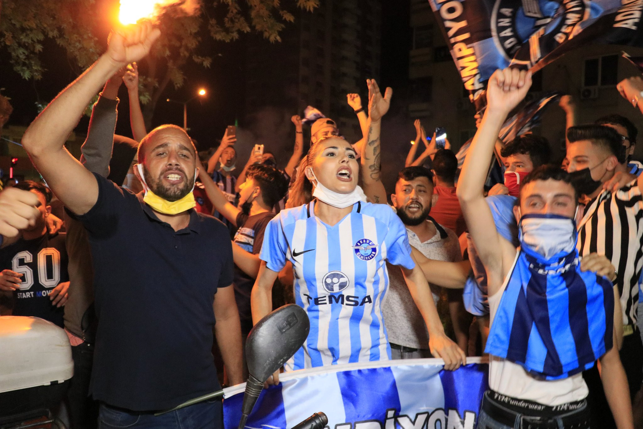 Süper Lig'e yükselen Adana Demirspor Taraftarı Sokaklara Döküldü - Resim: 1