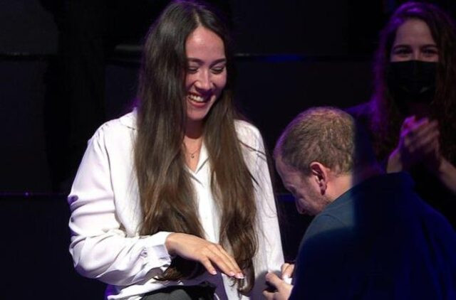 Kim Milyoner Olmak İster'de Romantik Anlar! O Oyuncu Evlenme Teklifi Etti - Resim: 2