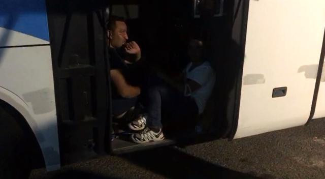 Afgan Göçmenler Mola Veren Otobüsün Bagajından Çıktı - Resim: 1