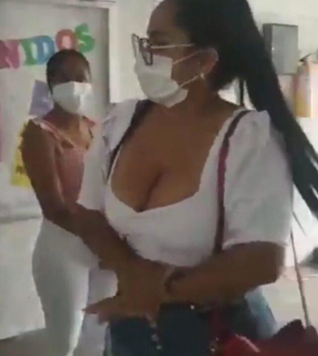 Kolombiya'da İlginç Olay! Göğüs Dekoltesi Var Diye Toplantıya Almadılar - Resim: 2