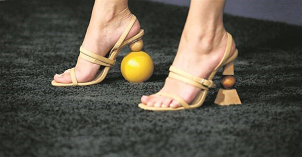 Selena Gomez'in ayakkabısı şoke etti! - Resim: 1