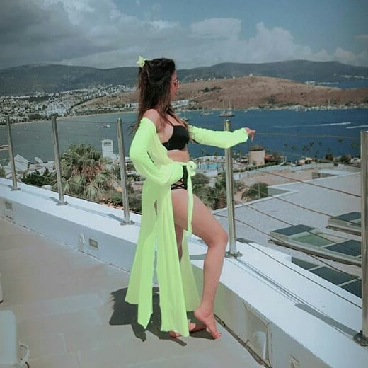 Kilolarıyla şoke eden gelin adayı Solmaz'ın bacakları olay oldu - Resim: 2