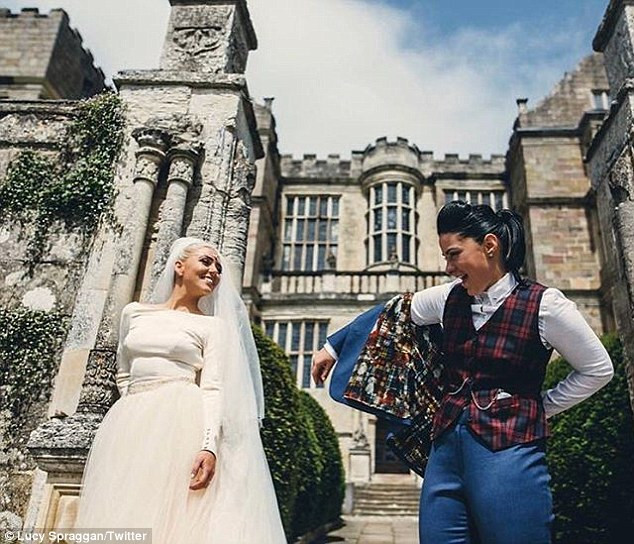 Kadın şarkıcı kız arkadaşıyla evlendi! - Resim: 1