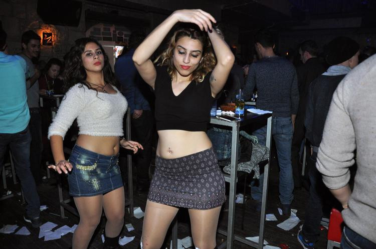 Simge Sağın Kuşadası'nı salladı - Resim: 1