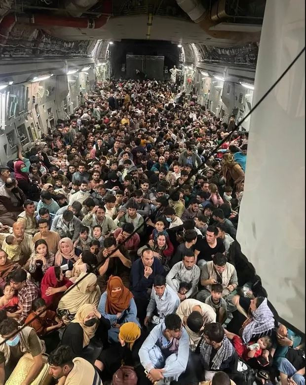 Afganistan'da 640 İnsan Tek Bir Kargo Uçağına Sığındı - Resim: 1