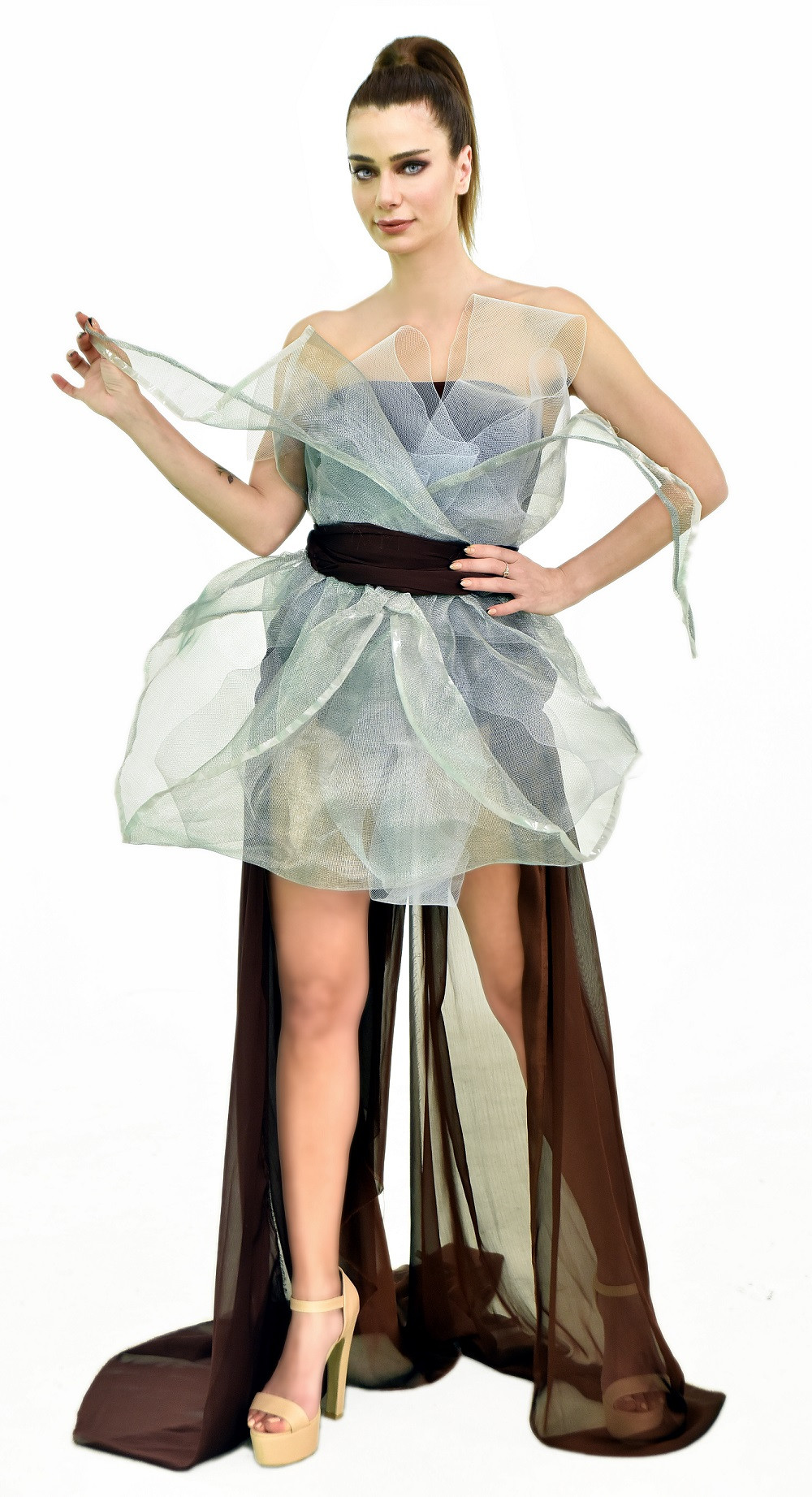 Çiğdem Batur doğaya saygılı elbisesiyle göz kamaştırdı - Resim: 2