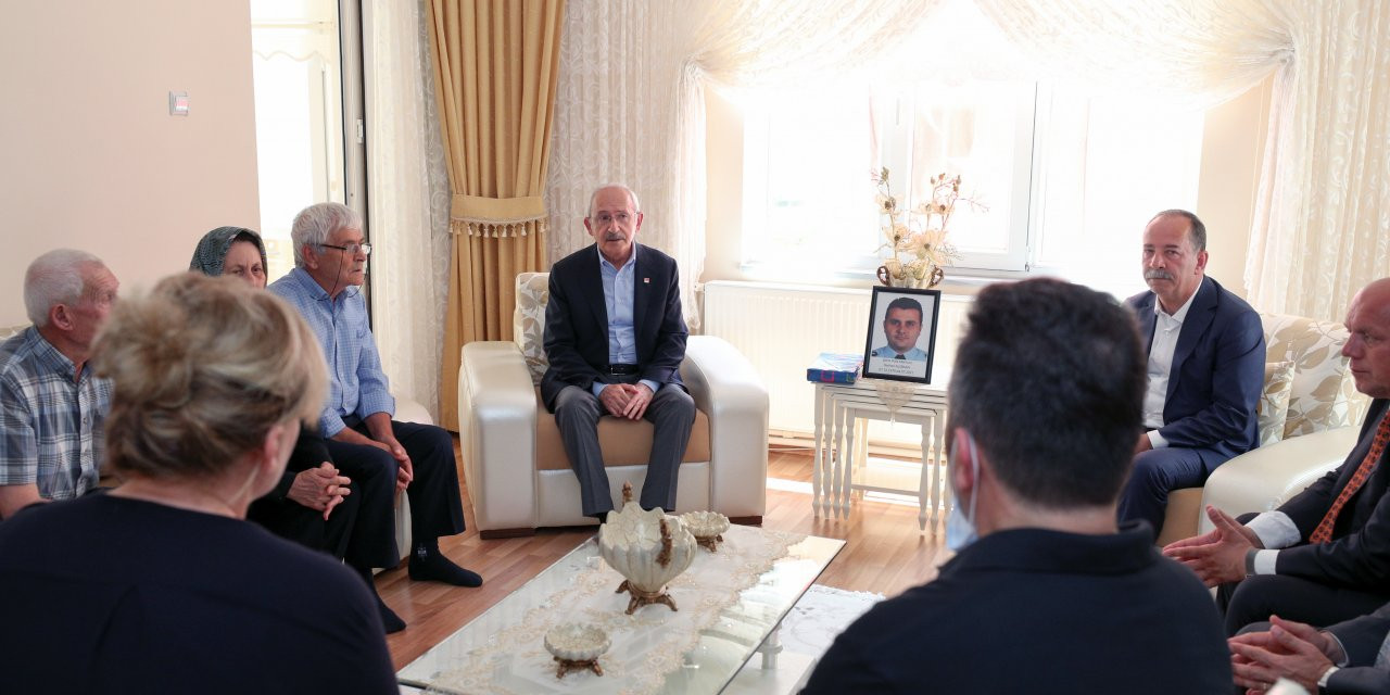 Kılıçdaroğlu Şehit Polis Memurunun Ailesine Taziye Ziyaretinde Bulundu - Resim: 1