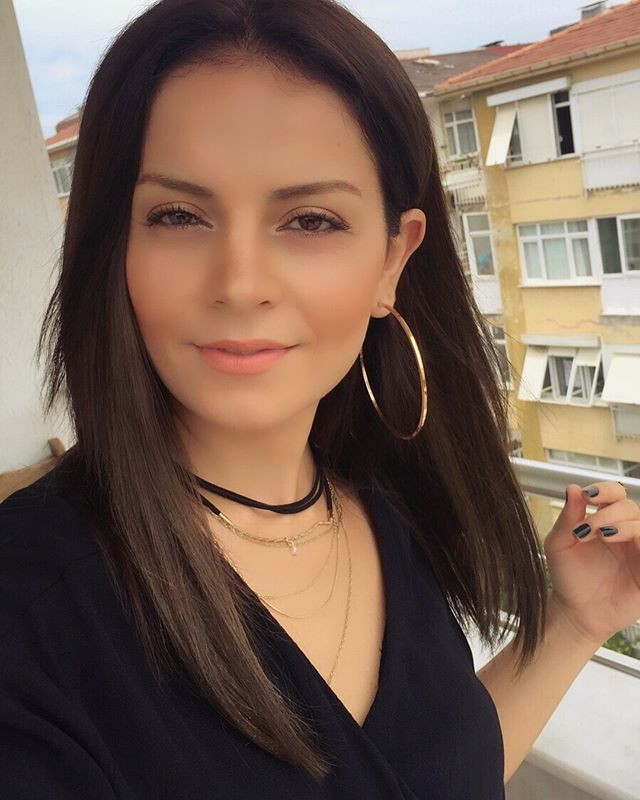 Mandalinaları yere düşüren Hatice'nin poposunu kız arkadaşı görüntüledi - Resim: 1