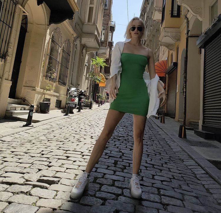 Didem Soydan'ın Sütyensiz Pozları Instagramı Salladı - Resim: 1