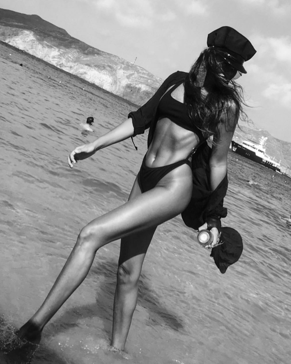 Eda Taşpınar'dan bikinili siyah beyaz fotoğraf: Ben plaj kızıyım - Resim: 1