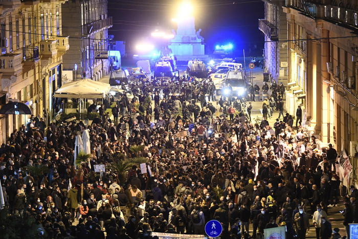 İtalya'da halk sokaklarda, protestolar büyüyor - Resim: 3