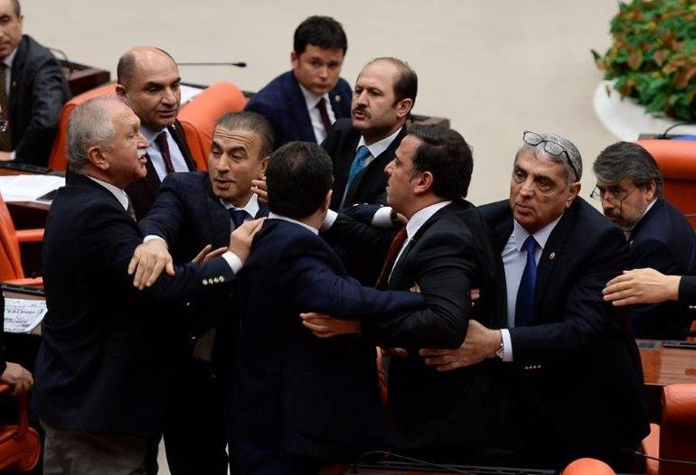 Meclis'te kavga çıktı: Milletvekilliğimi yakarım - Resim: 2